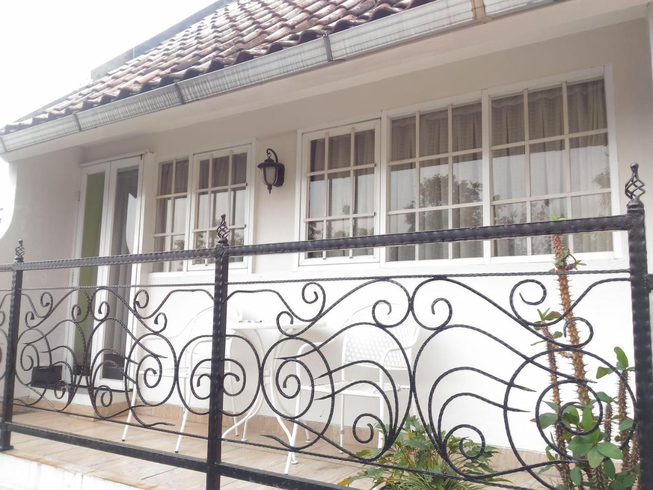 La Nostalgie Boutique Guest House Bandung Extérieur photo