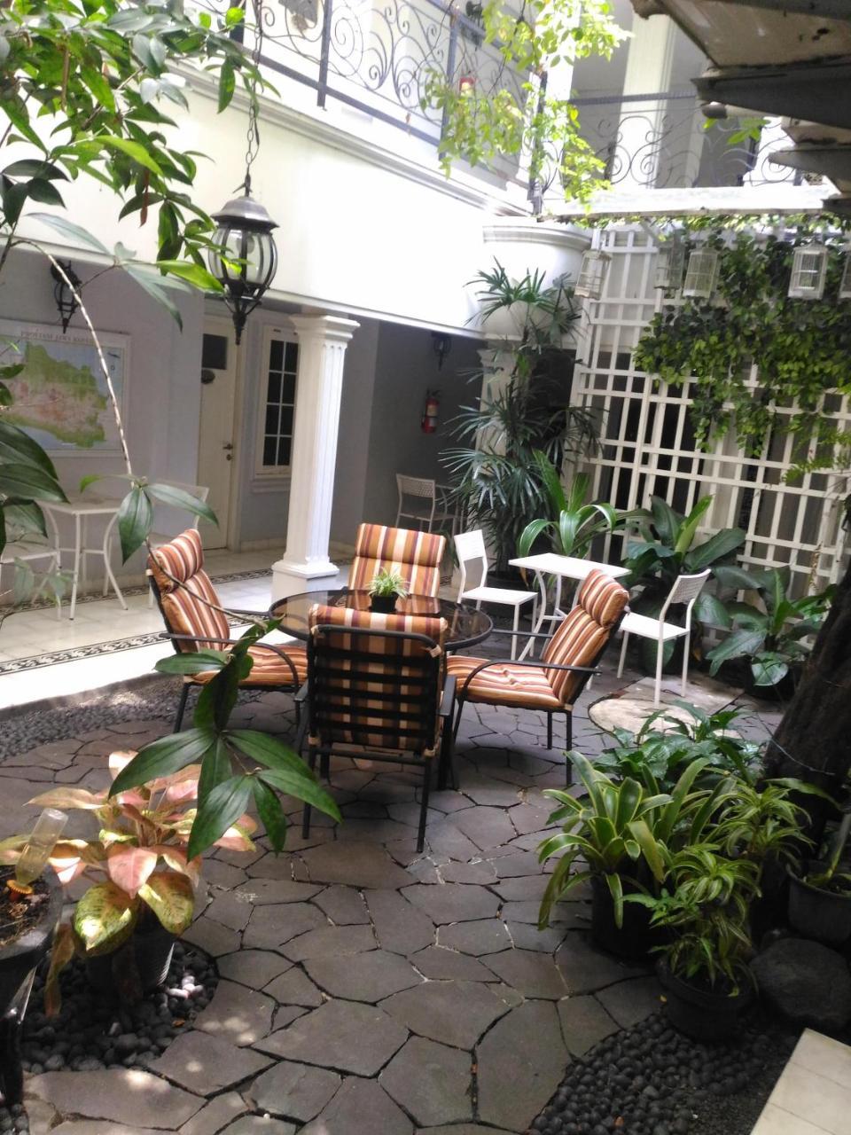 La Nostalgie Boutique Guest House Bandung Extérieur photo