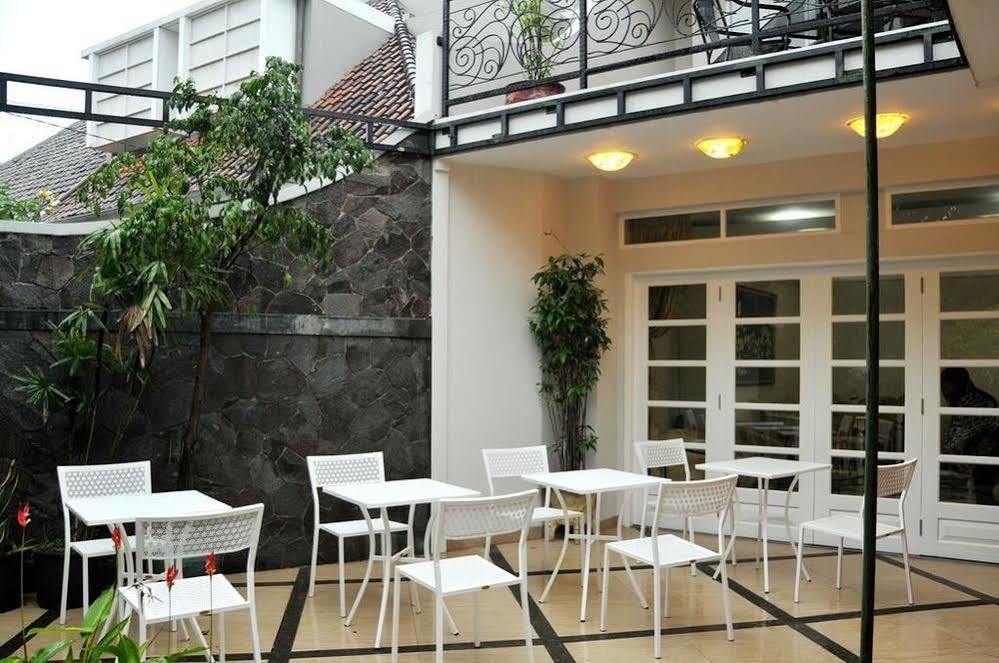 La Nostalgie Boutique Guest House Bandung Extérieur photo